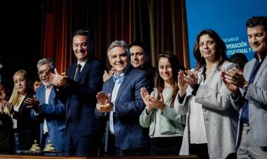 Llaryora entregó personerías religiosas a 24 iglesias evangélicas