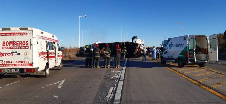 Volcó camión en la ruta 158 