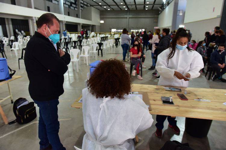 Primera jornada de vacunación a jóvenes