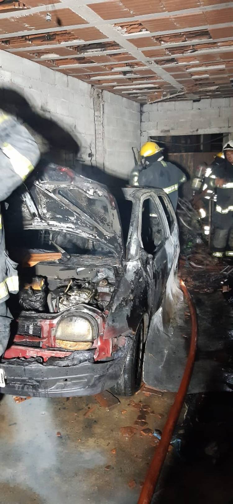 En grave incendio Bomberos resguardaron familia y salvaron mascotas