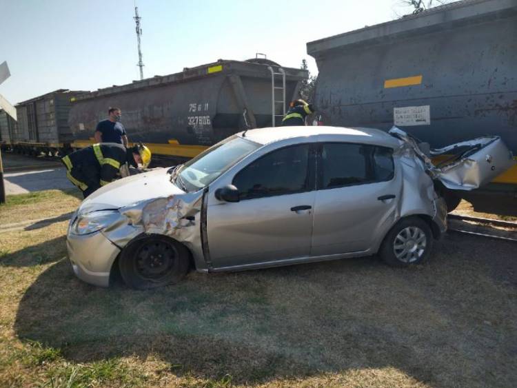 Tren arrolló auto en Devoto