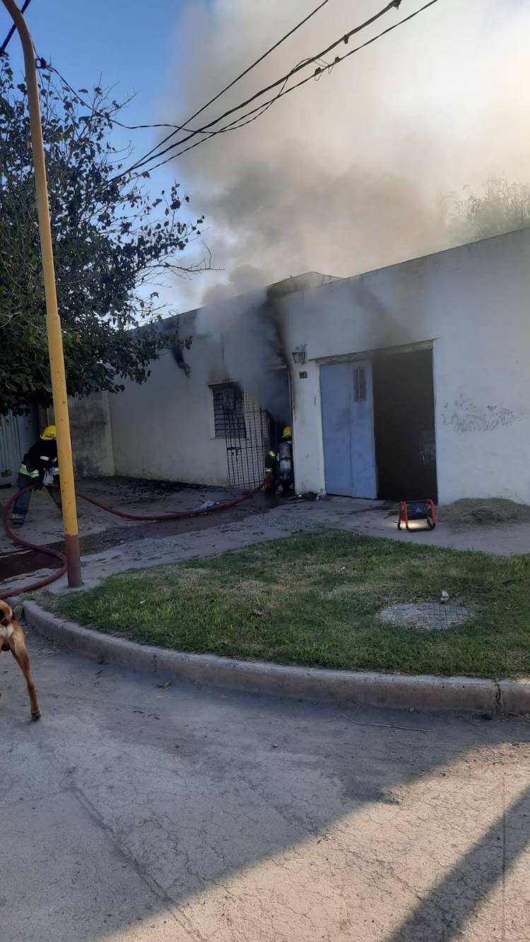 MIENTRAS TRABAJABA EN SU MOTOCICLETA LA MISMA TOMO FUEGO CAUSANDO DAÑO EN LA VIVIENDA Y LESIONES EN SU CUERPO