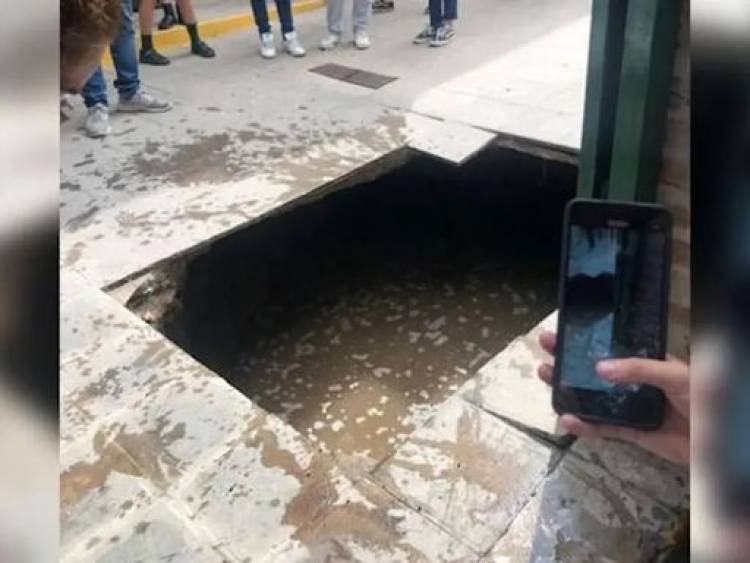 Cedió el piso de una escuela y cinco alumnos cayeron en líquidos cloacales