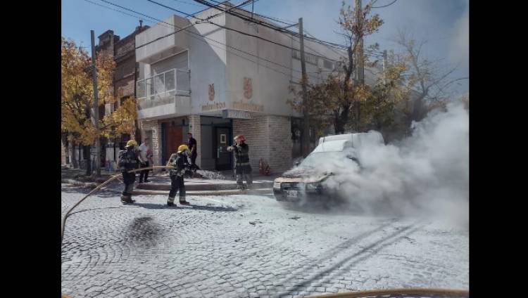 Una camioneta se prendió fuego en plena calle