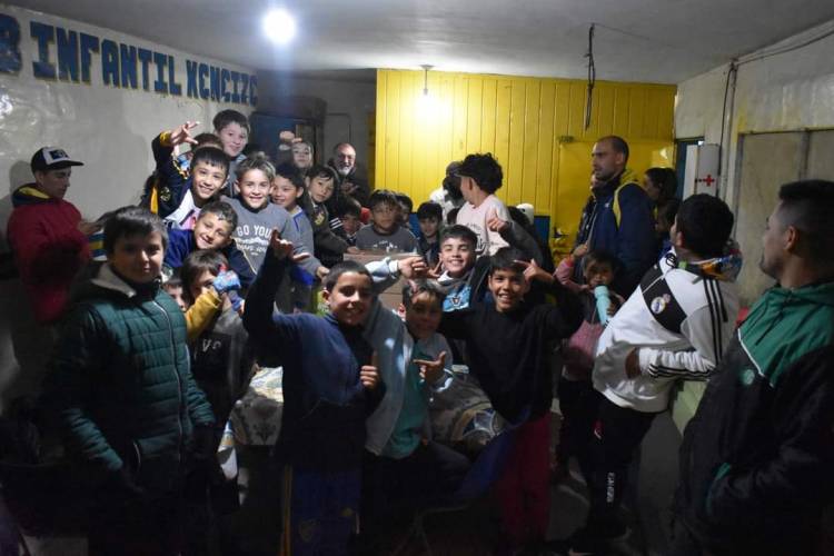 Visita y  colaboración  con la copa de leche  del club infantil Xeneize