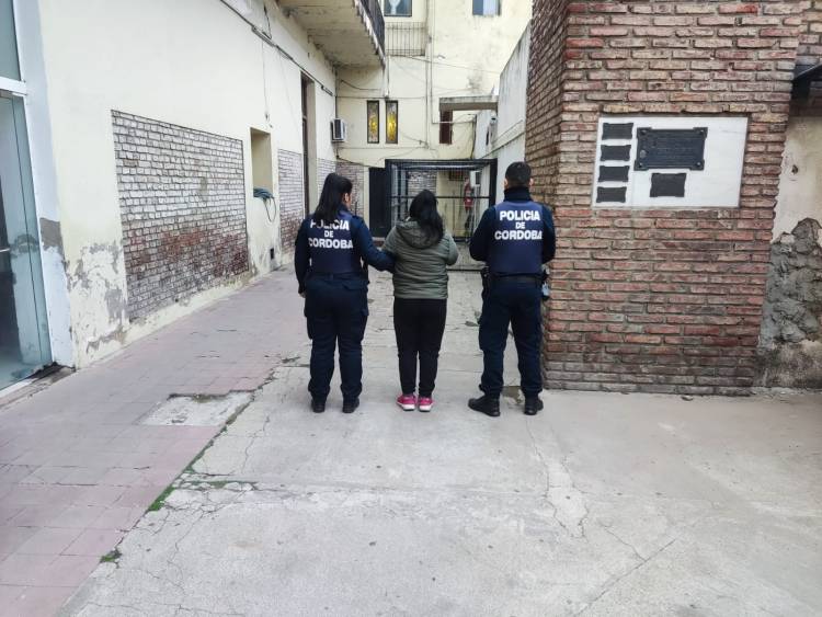 MOTOCICLETA CON PEDIDO DE SECUESTRO Y APREHENSIÓN DE FEMENINA