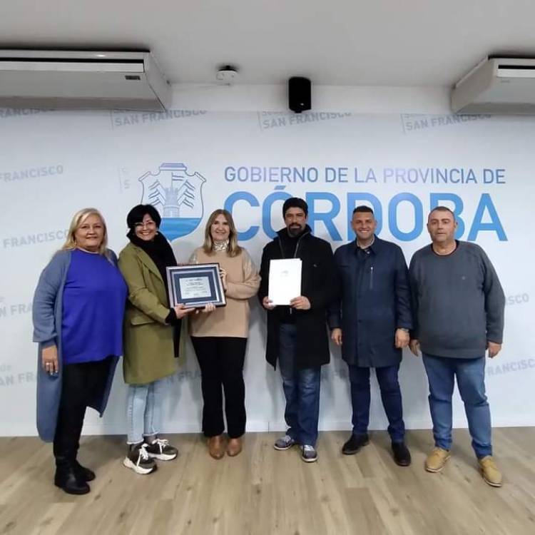 La legisladora Alejandra Piasco hizo entrega de un reconocimiento a integrantes del Ballet Municipal Patria 
