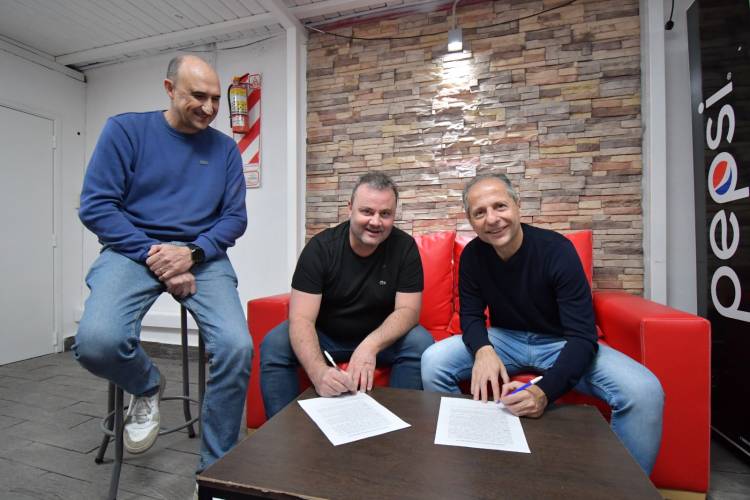 Programa  Deporte Educativo Natación: Bernarte junto a autoridades del Club San Isidro firmaron un  convenio
