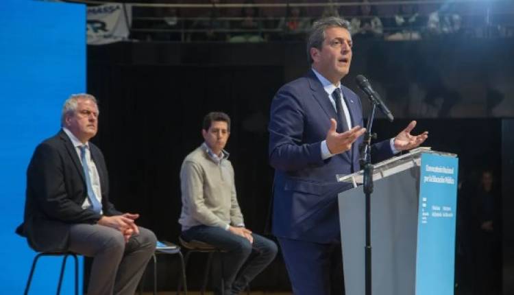 Massa llamó a "defender" la educación de quienes quieren "recortarla"