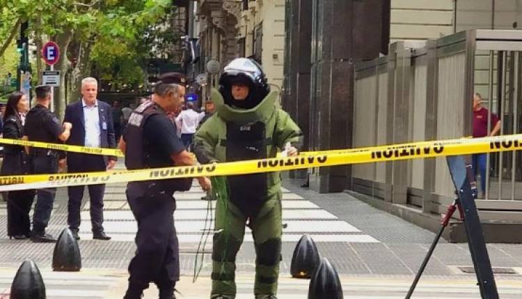Por amenazas de bombas, evacúan las embajadas de Israel y EE.UU. en el país