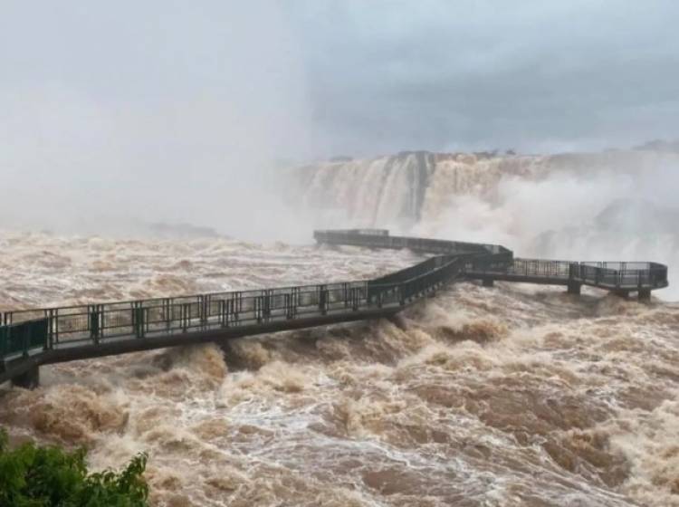 Cerraron el acceso a las Cataratas debido a una fuerte crecida del río Iguazú