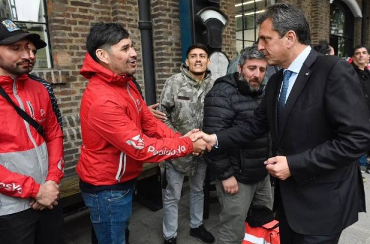 Massa anunció el lanzamiento del seguro gratuito para trabajadores de delivery