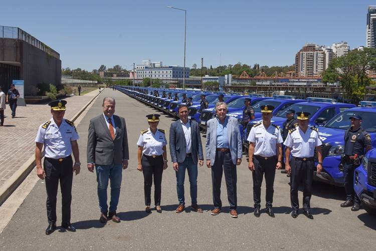 La Provincia entregó 150 camionetas a la Policía de Córdoba
