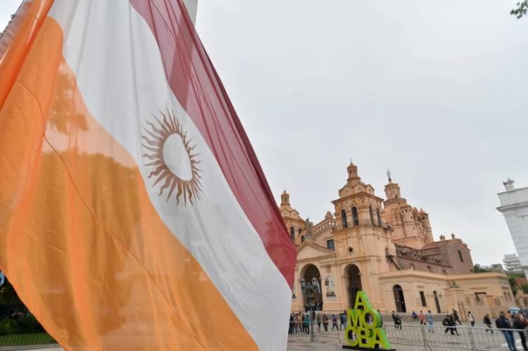 La bandera oficial de la Ciudad ya flamea en el cielo cordobés