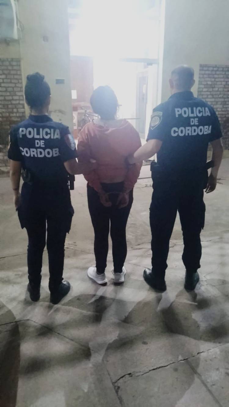 APREHENSIÓN DE FEMENINA POR AMENAZAS