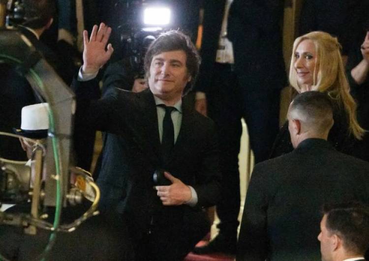 Milei dijo que mantendrá "absolutamente" el DNU y deseó que en 2024 se pueda "reconstruir" el país
