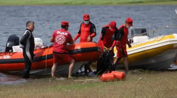 Con buzos y bomberos, retomaron la búsqueda del hombre que cayó al lago de Embalse