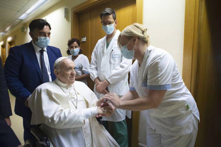 Afectado por una gripe, el papa Francisco fue hospitalizado en Roma para un chequeo