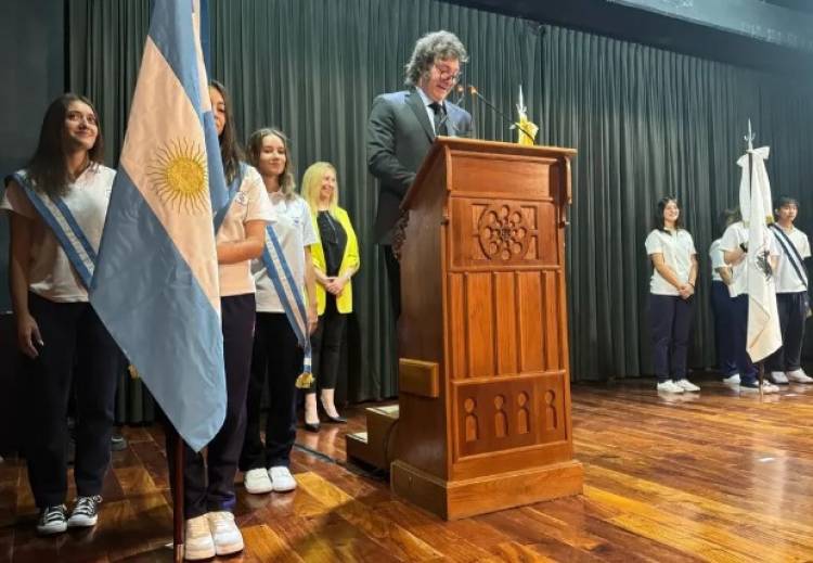 Milei emitió un discurso político en la escuela en la que cursó sus estudios: "Estamos dando la pelea"