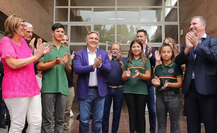 Llaryora inauguró el nuevo edificio del IPET 420 de Isla Verde