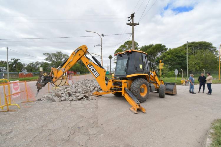 En calle San Lorenzo comenzó el Plan Municipal de Bacheo 2024 