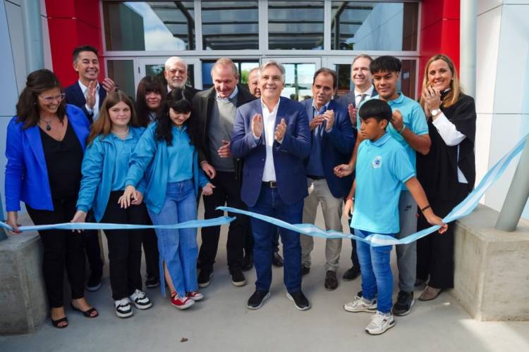 Llaryora habilitó el nuevo edificio de la escuela Proa Alsina de Río Cuarto