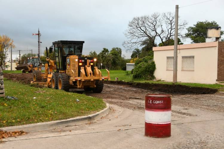 Comenzaron a pavimentar calles Deán Funes y J. J. Paso en los cruces del FFCC Mitre
