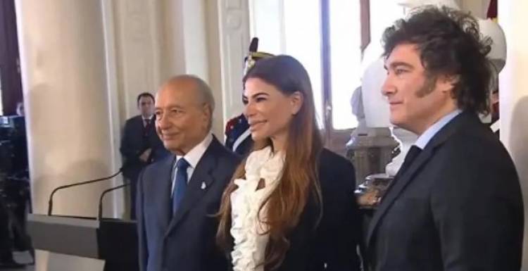 Javier Milei inauguró el busto del ex presidente Menem en la Casa Rosada