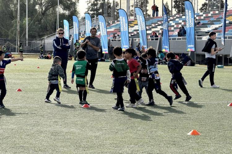 Rugby social: más de 250 niños en una jornada deportiva en el Kempes