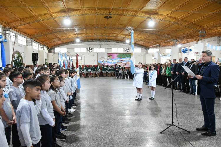 Bernarte tomó la promesa de lealtad a la Bandera a estudiantes de cuarto grado