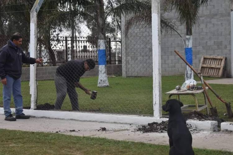 Se continua con el recambio del cerco perimetral en el Polideportivo Municipal