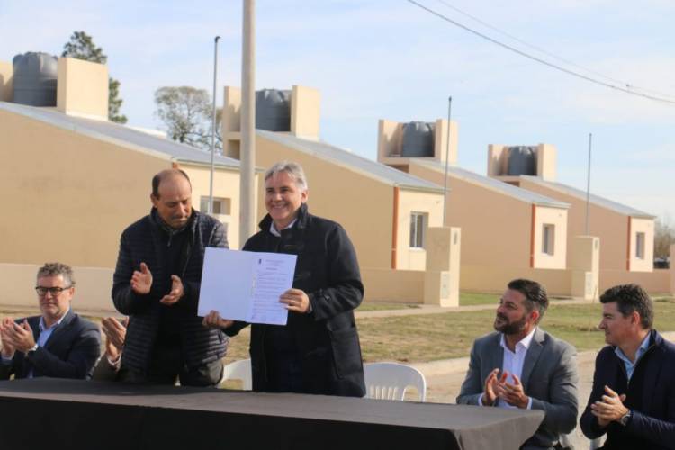 Llaryora inauguró viviendas en Wenceslao Escalante y entregó aportes para distintas obras