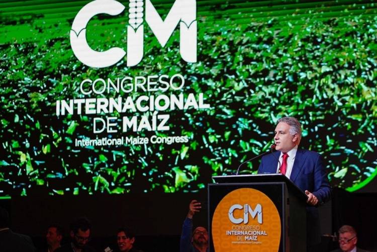 En la apertura del Congreso Internacional de Maíz, Llaryora pidió una nueva ley de biocombustibles