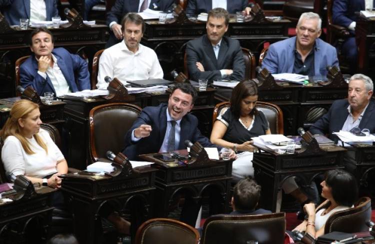 Se rompió la UCR: 12 diputados tomaron distancia de los "radicales con peluca" y crearon otro bloque