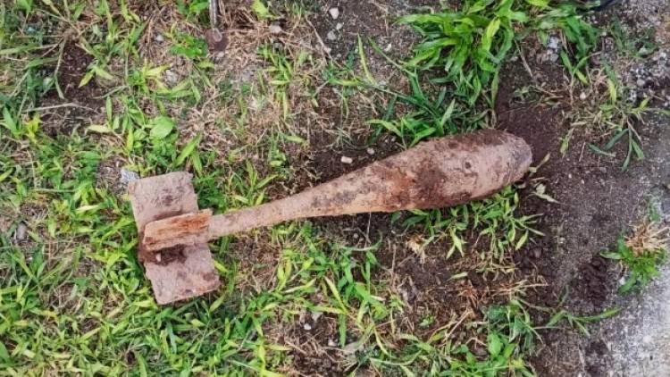 Excavaban el patio para instalar una piscina y encontraron un artefacto explosivo