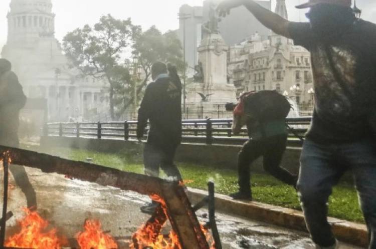 Estado represor: un video muestra el momento en que las fuerzas de seguridad le tiran una granada de gas al fotoperiodista Pablo Grillo