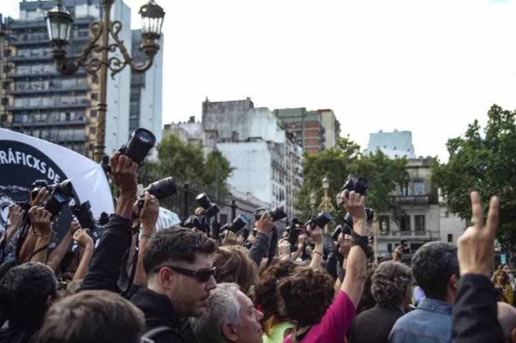 El fotoperiodista atacado por las fuerzas de seguridad sigue internado: trabajadores de prensa reclamaron justicia
