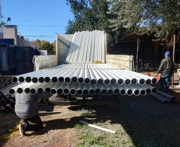 Llegaron nuevas columnas de alumbrado público a Frontera