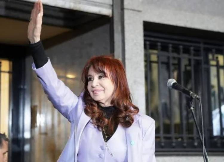 La fiscalía pidió que Cristina Fernández siga con arresto domiciliario, pero en otro lugar