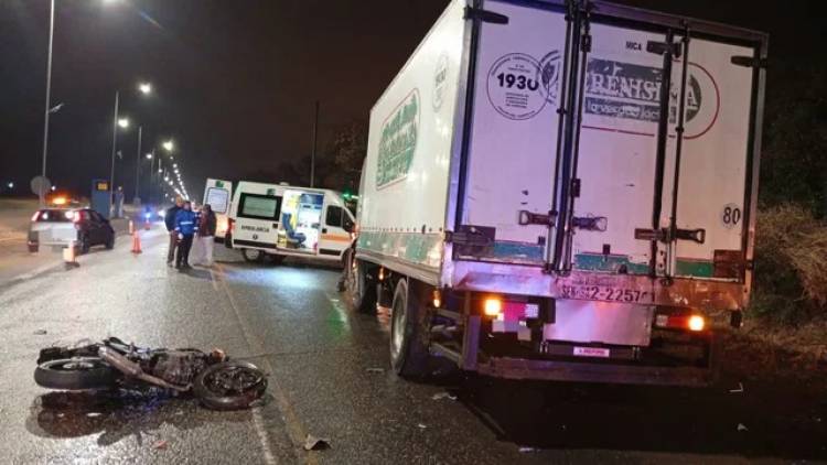 Córdoba: trágica muerte de un motociclista, lo chocó un auto y al caer lo arrolló un camión