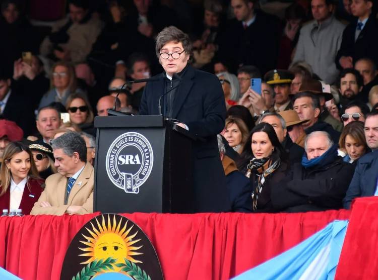 Alineados: tras el anuncio en la Rural, Milei oficializó la baja de retenciones a las exportaciones de carne y granos