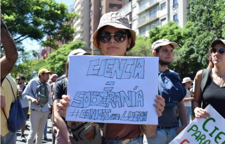 Científicos activan un paro contra el ajuste del Gobierno en medio del furor por el streaming submarino