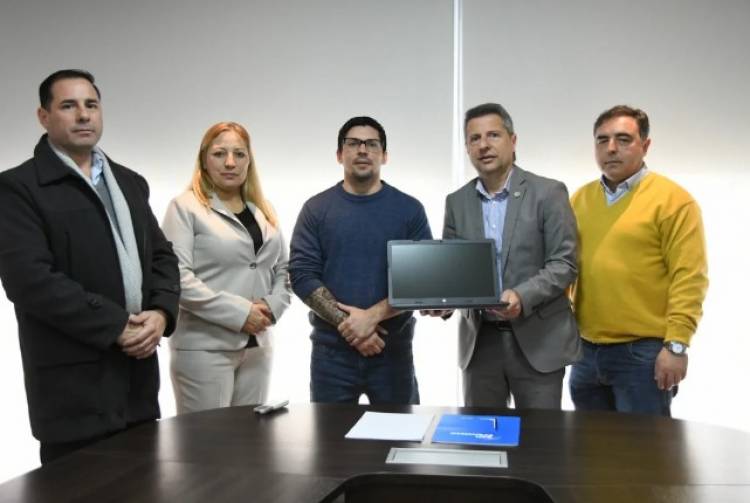 Entregaron una notebook a la División investigaciones de la Policía de Córdoba