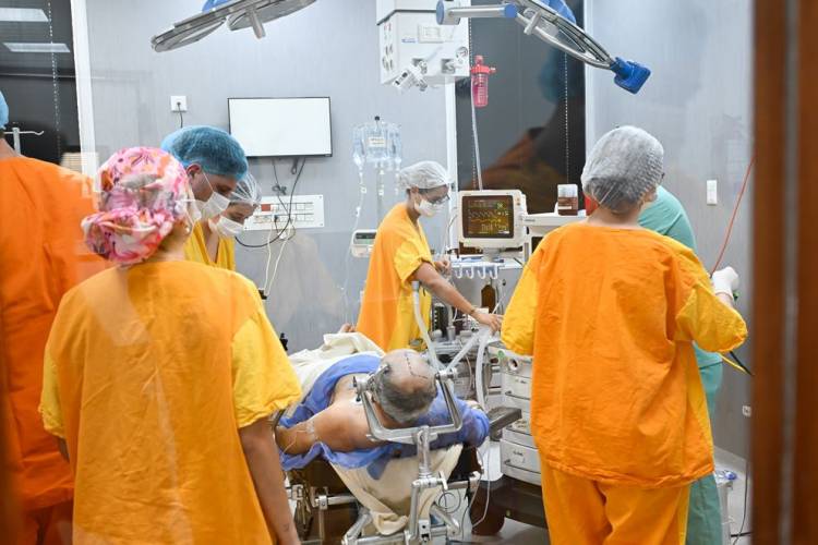 Avance en la medicina pública: Realizan dos cirugías cerebrales con estimulación de emociones