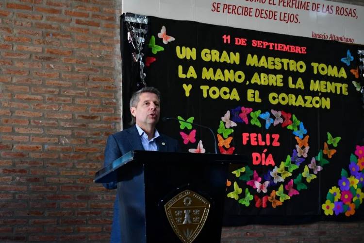 “Educar es construir humanidad”: Bernarte presidió el acto por el Día del Maestro en San Francisco