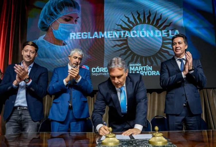 Llaryora anunció un importante incremento salarial para los equipos de salud