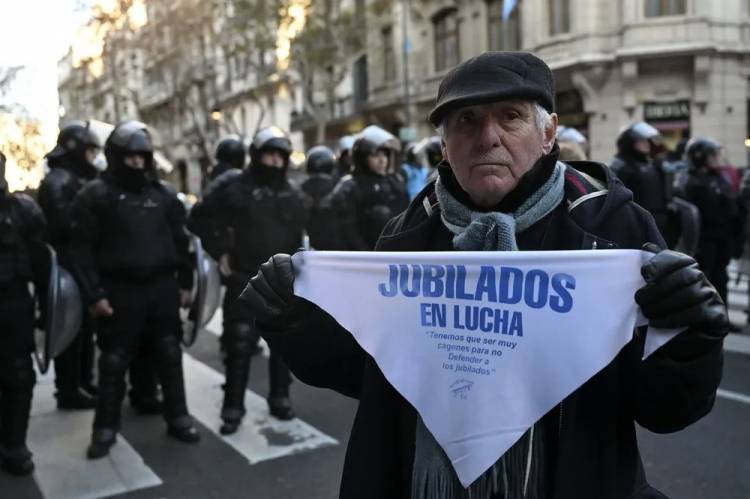 Una miseria: oficializan el aumento del 1,88% para jubilaciones y asignaciones familiares para octubre