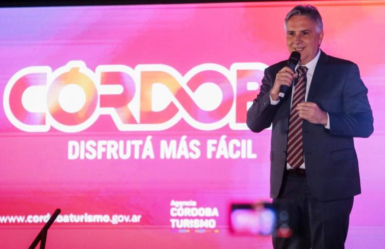 Anoche, Llaryora encabezó el lanzamiento de la temporada de verano 2025-2026 de la provincia