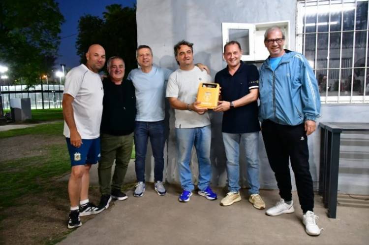 El Club Antártida Argentina recibió un DEA para reforzar la asistencia en emergencias cardíacas