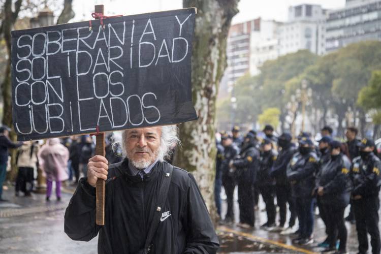Una miseria: el Gobierno formalizó un aumento de solo el 2% para jubilaciones y asignaciones